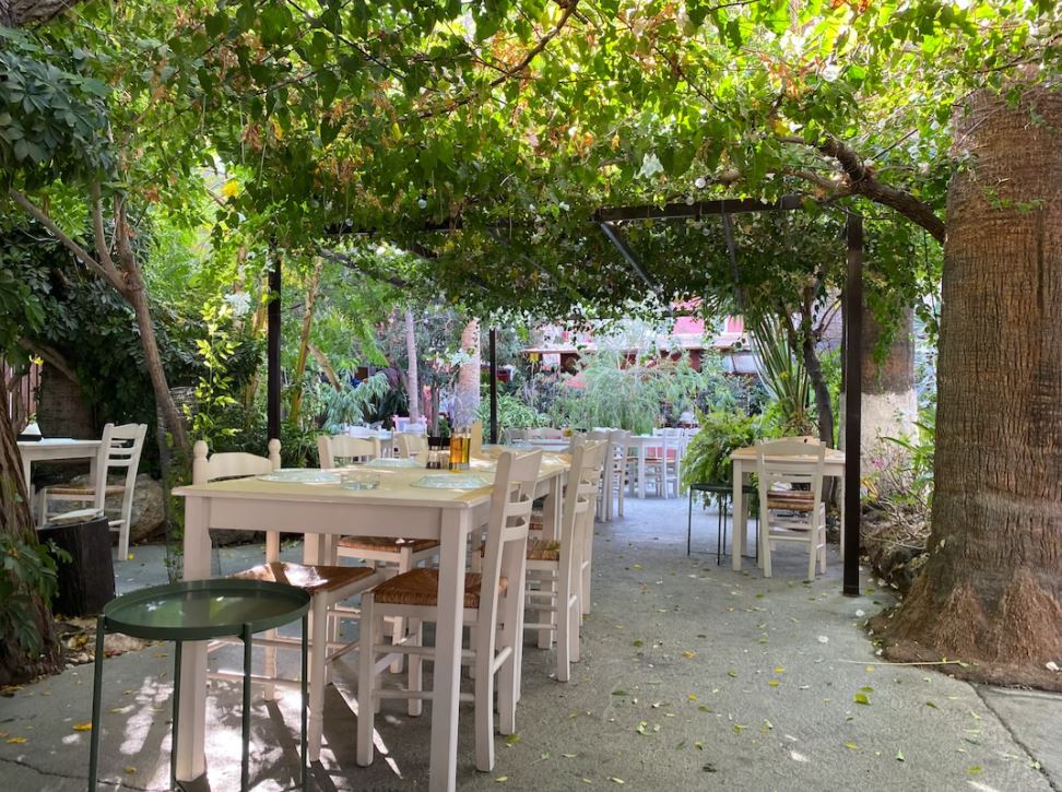 terrasse en résine avec tables